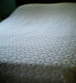 VINTAGE CHENILLE BEDSPREAD WHITE TUFTING ON PALE PEACH BACKGROUND 88 X 100 2