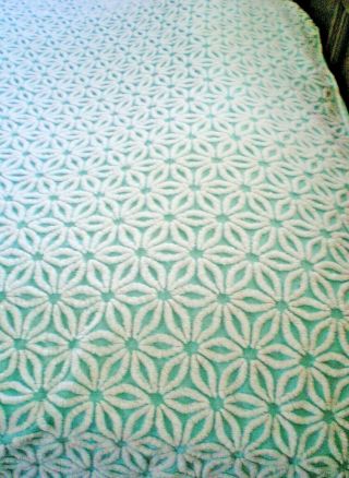 VINTAGE CHENILLE BEDSPREAD WHITE TUFTING ON PALE GREEN BACKGROUND 79 X 103 4