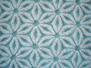 VINTAGE CHENILLE BEDSPREAD WHITE TUFTING ON PALE GREEN BACKGROUND 79 X 103 6