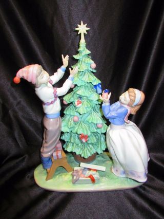 Lladro Trimming The Tree 5897 Christmas Holiday Boy Girl Retail $1000 W/ Box