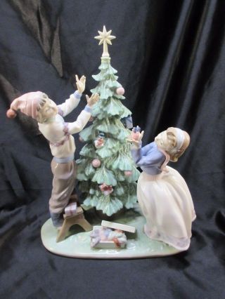 LLADRO TRIMMING THE TREE 5897 CHRISTMAS HOLIDAY BOY GIRL Retail $1000 w/ Box 2