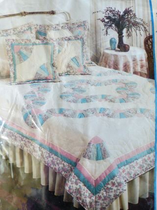 Vintage Twin Size Arch Heirloom Quilt W/ 3 Matching Pillow Sham,  Fantastic Swirl