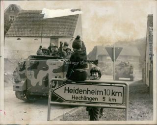 1974 Press Photo Military German Children Us Soldiers Infantry Division 8x10
