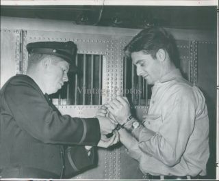 1966 Press Photo Police Officer Emory Mcgowan Handcuffs Birmingham Al Men 5x7