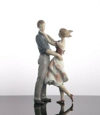 Lladro Utopia Happy Encounter Figurine 8330 Couple Embrace 11.  5 " Height