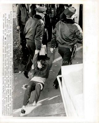 1969 Wire Photo Police Sproul Hall Berkeley Ca Demonstrators Building 8x10