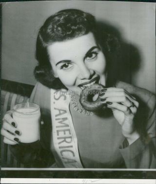 1953 Press Photo Fashion Erna Snyder Kutztown Mrs America Doughnut Beauty 6x6