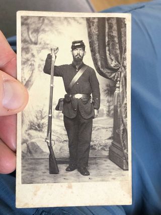 Rare 1860s Civil War Era Cdv Photo Union Soldier W/ Rifle