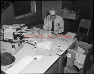 1950s Chicago Police Officer Pd Counts Confiscated Money Orig 4x5 Photo Negative