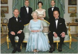 British Royalty Queen Elizabeth Ii With Her Family - Single Postcard