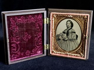 RARE 1/9 PLATE TINTYPE - CIVIL WAR LADY HOLDING CASE - IN UNION CASE BERG 1 - 141 2