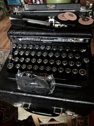 1920’s Royal Deluxe Typewriter W Case And