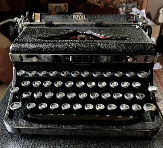 1920’s Royal Deluxe Typewriter W Case And 2