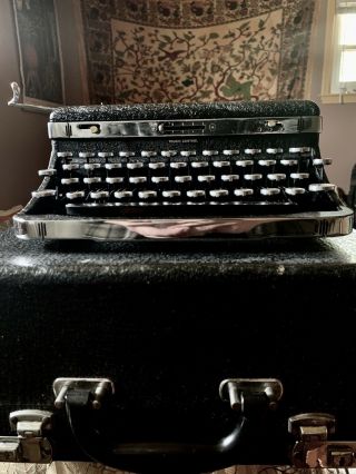 1920’s Royal Deluxe Typewriter W Case And 3