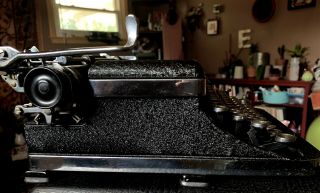 1920’s Royal Deluxe Typewriter W Case And 5
