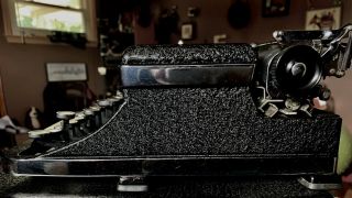 1920’s Royal Deluxe Typewriter W Case And 6