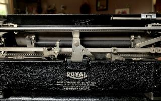 1920’s Royal Deluxe Typewriter W Case And 7