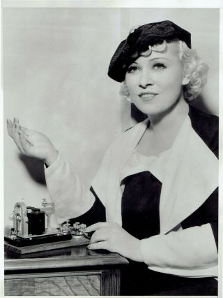 1934 Photo Actress Mae West Pose With Telegraph At Chicago World 