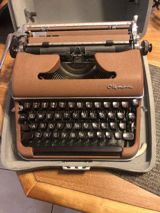 1950’s Olympia Sm3 De Luxe Typewriter In Great And Cosmetic.