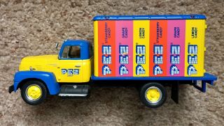 Pez 1st Gear 1957 International R - 190 With Dry Goods - 1:34 Scale -