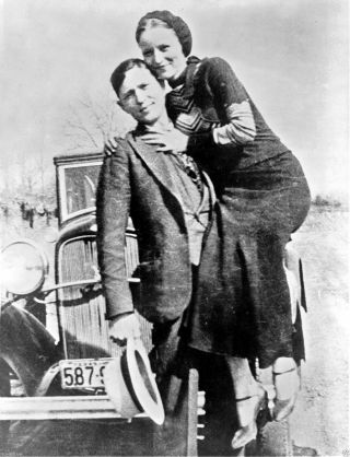 Photo Bonnie Parker & Clyde Barrow,  Between 1932 & 1934 - Bonnie And Clyde
