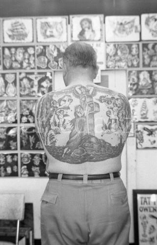 Nieh Negative - Tattoo Artist,  Lee Roy Minugh,  The Pike,  Long Beach,  1962,  N310709