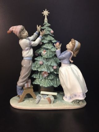 Lladro 5897 " Trimming The Tree ",  13 " High