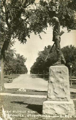 Ia Iowa Storm Lake / Park Av & Pioneer Statue / Rppc
