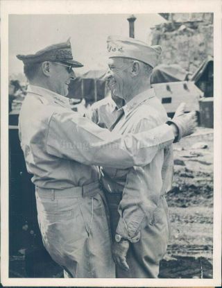 1944 Press Photo Military Ww2 Era Douglas Macarthur Walter Krueger Command 6x8