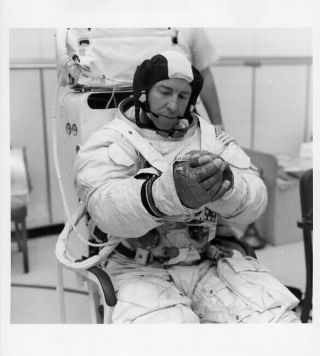 Apollo 13 / Orig Nasa 8x10 Press Photo - Astronaut Lovell Training For Mission