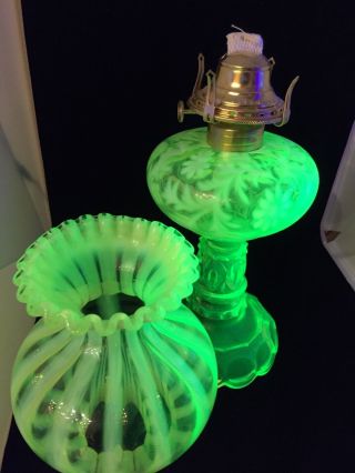 Vaseline Uranium Glass Oil Lamp Mosser Base Fern & Daisy Font Opalescent Shade 6