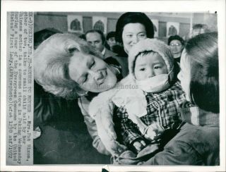 1972 Wire Photo Politics Pat Nixon Peking Child Chinese Mother First Lady 7x9