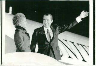 1972 Press Photo Politics Richard Nixon President Wife Pat Airplane China 7x9