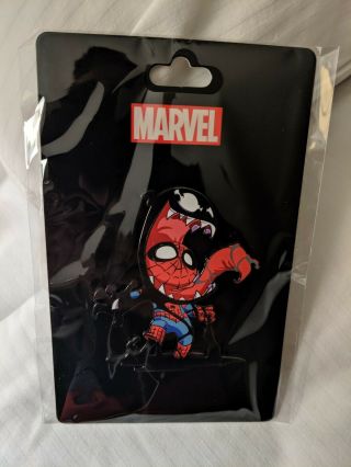 Sdcc 2019 Marvel Skottie Young Spider - Man Vs.  Venom Exclusive Le Incentive Pin