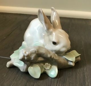 Lladro Art Porcelain Bunny Rabbit Eating Figurine 4772 Retired Collectable