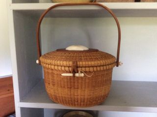 Vintage Signed Brewster Nantucket Basket Purse With Shell On Lid Dated 1988.