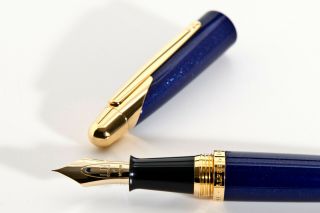 Ner Alfred Dunhill Ad 200 Blue Gold Fountain Pen,  18k.