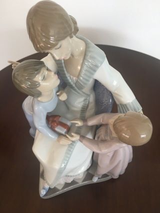 Lladro Figurine - A GIFT OF LOVE - Mother ' s Day 5596 2