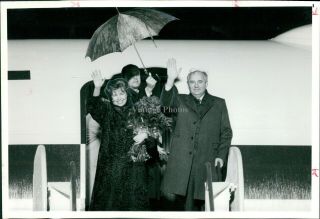 1988 Press Photo Politics Mikhail Gorbachev Wife Raisa Soviet Leader Plane 8x10