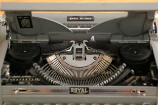 1949 Royal Quiet De Luxe Typewriter with Case - FULLY FUNCTIONAL & 10