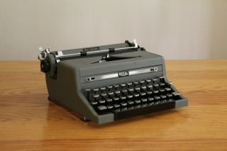 1949 Royal Quiet De Luxe Typewriter with Case - FULLY FUNCTIONAL & 2