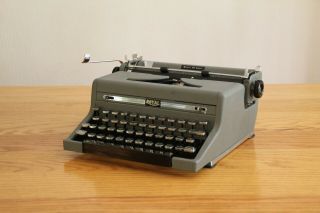 1949 Royal Quiet De Luxe Typewriter with Case - FULLY FUNCTIONAL & 4
