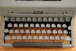 1949 Royal Quiet De Luxe Typewriter with Case - FULLY FUNCTIONAL & 9