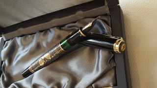 Pelikan M900 Toledo (Old Style) Black and Gold Fountain Pen - 18k Extra Fine Nib 5