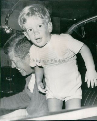 1963 Press Photo President Jfk John F Kennedy Child Car Playing Politics 6x6