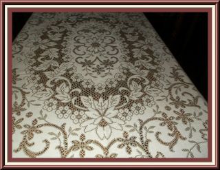 FABULOUS VINTAGE QUAKER LACE TAN & WHITE TABLECLOTH WITH DESIGN 88 BY 64 3