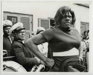 Eddie Adams Vintage 1972 Man In Wig And Dress At Mardi Gras Press Photo