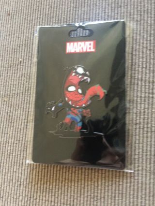 Sdcc 2019 Marvel Booth Venomized Spider - Man Pin Skottie Young Spiderman In Hand