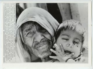 Horst Faas Vintage 1966 Old Man And Child In India Press Photo