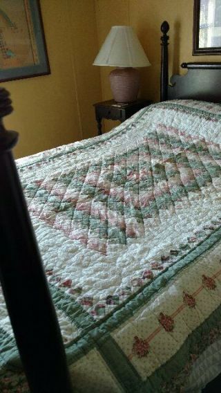 Twin Quilt With Green And Rose Pattern